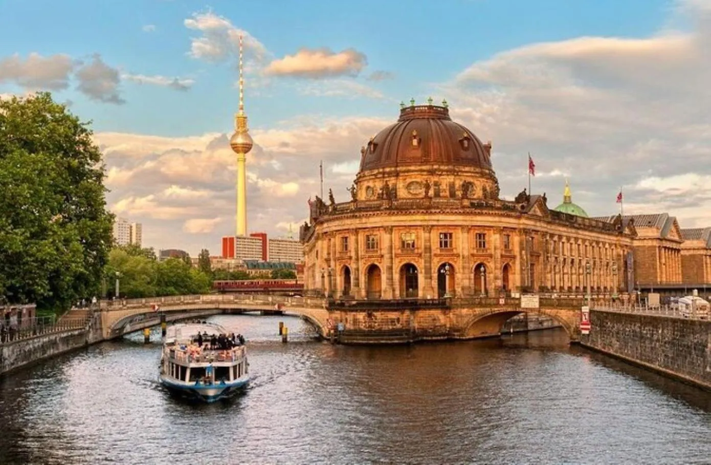 Urban Base Apartment For 8 In Berlin Mitte 0*,